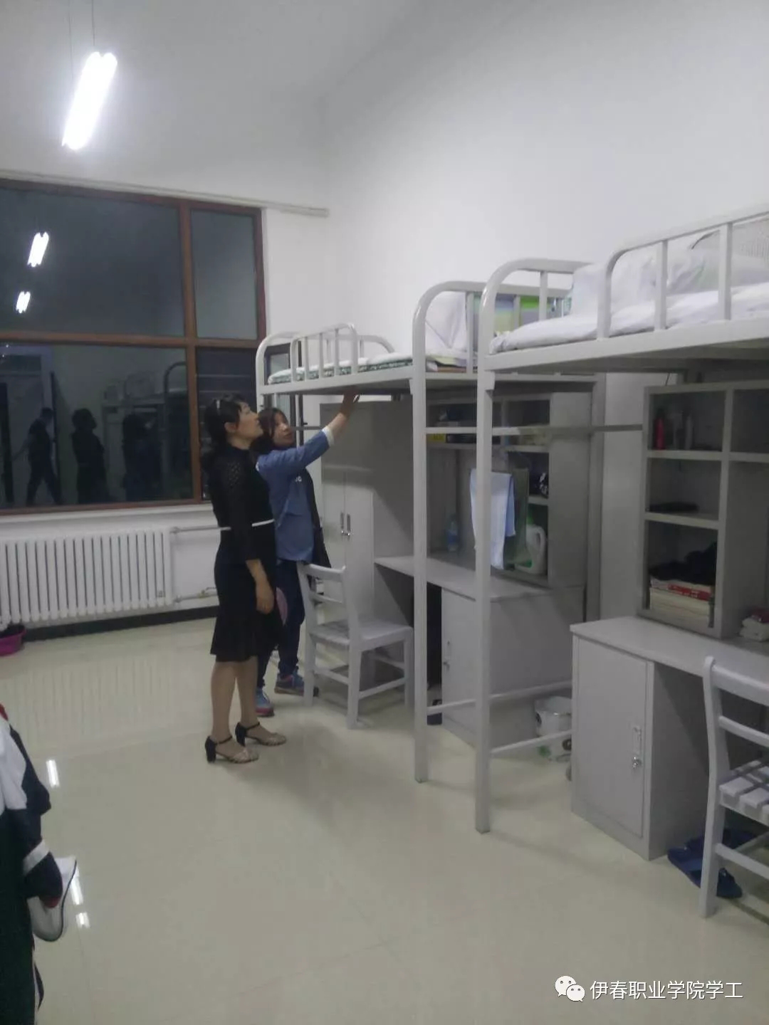 莺迁乔木_燕入高楼_同心协力_众志成城－_德甲顺利完成第四学生公寓调整搬迁任务