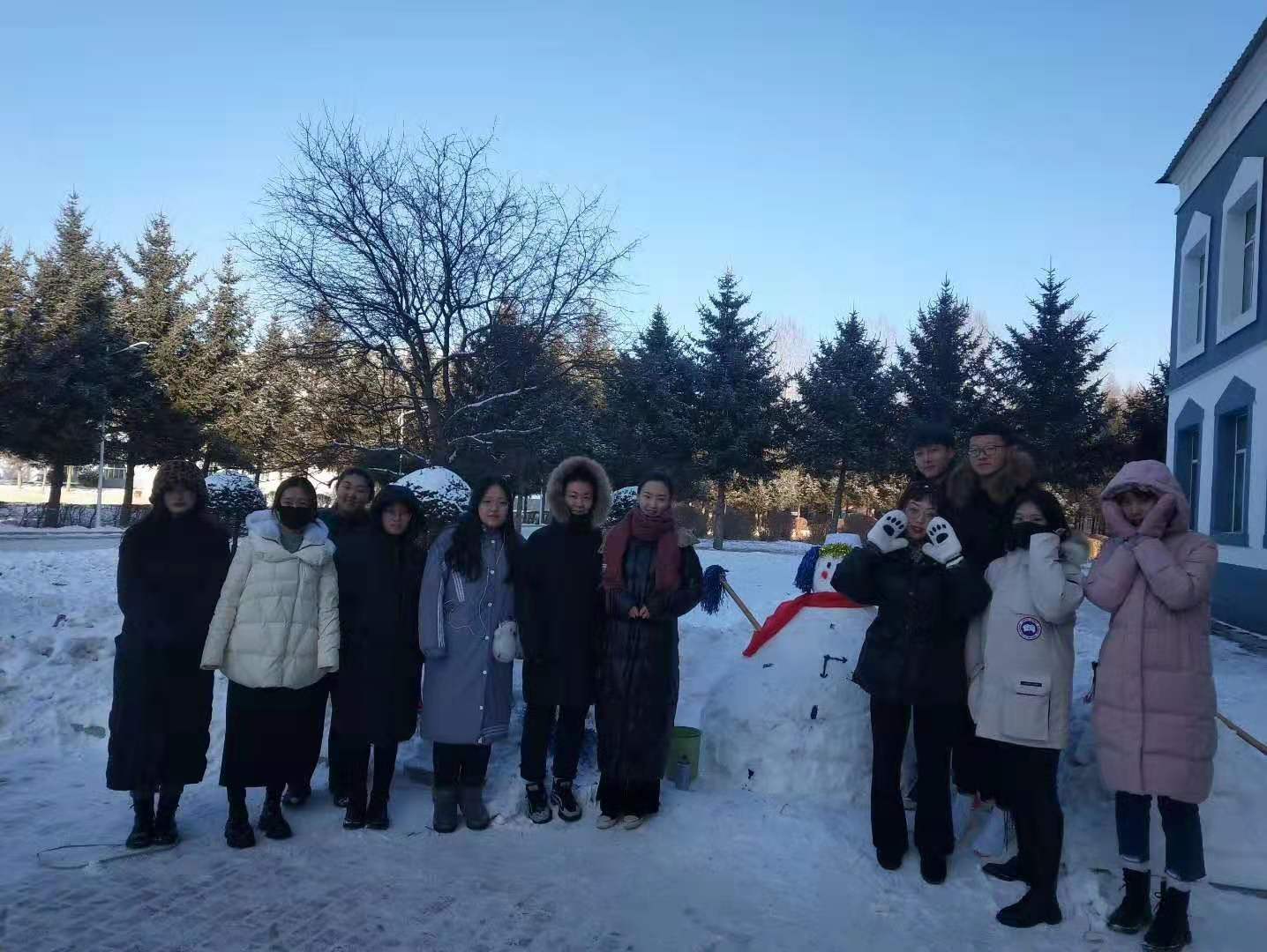 冰雪校园_欢乐你我----医学技术学院雪雕大赛