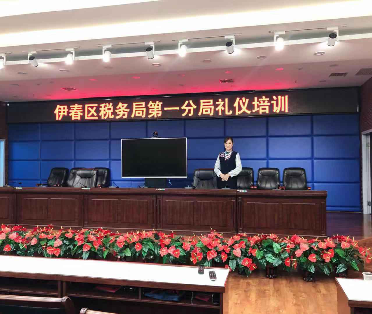我院礼仪教师为银行、税务等窗口单位进行礼仪培训 我院礼仪教师为银行、税务等窗口单位进行礼仪培训