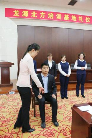 旅游商务学院教师为伊春市龙源北方培训基地作礼仪专题讲座
