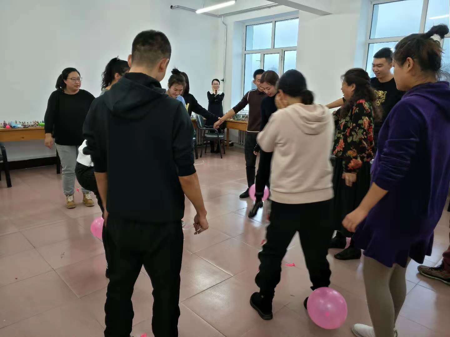 德甲举办“科学减压_促进心理健康”团体心理训练活动