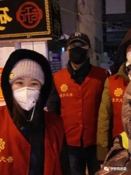 职院学子用实际行动践行“雷锋”精神 职院学子用实际行动践行“雷锋”精神