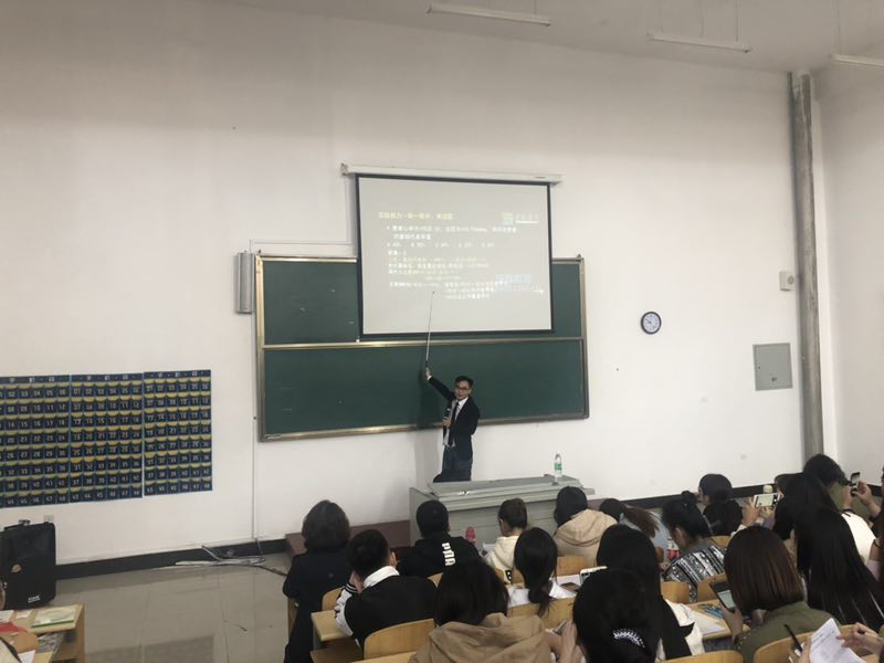 医学技术学院邀请护考专家关永俊为学生讲解护考知识