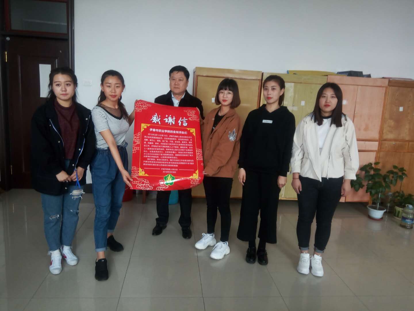 旅游商务学院高铁专业学生为我市残联大会提供志愿服务