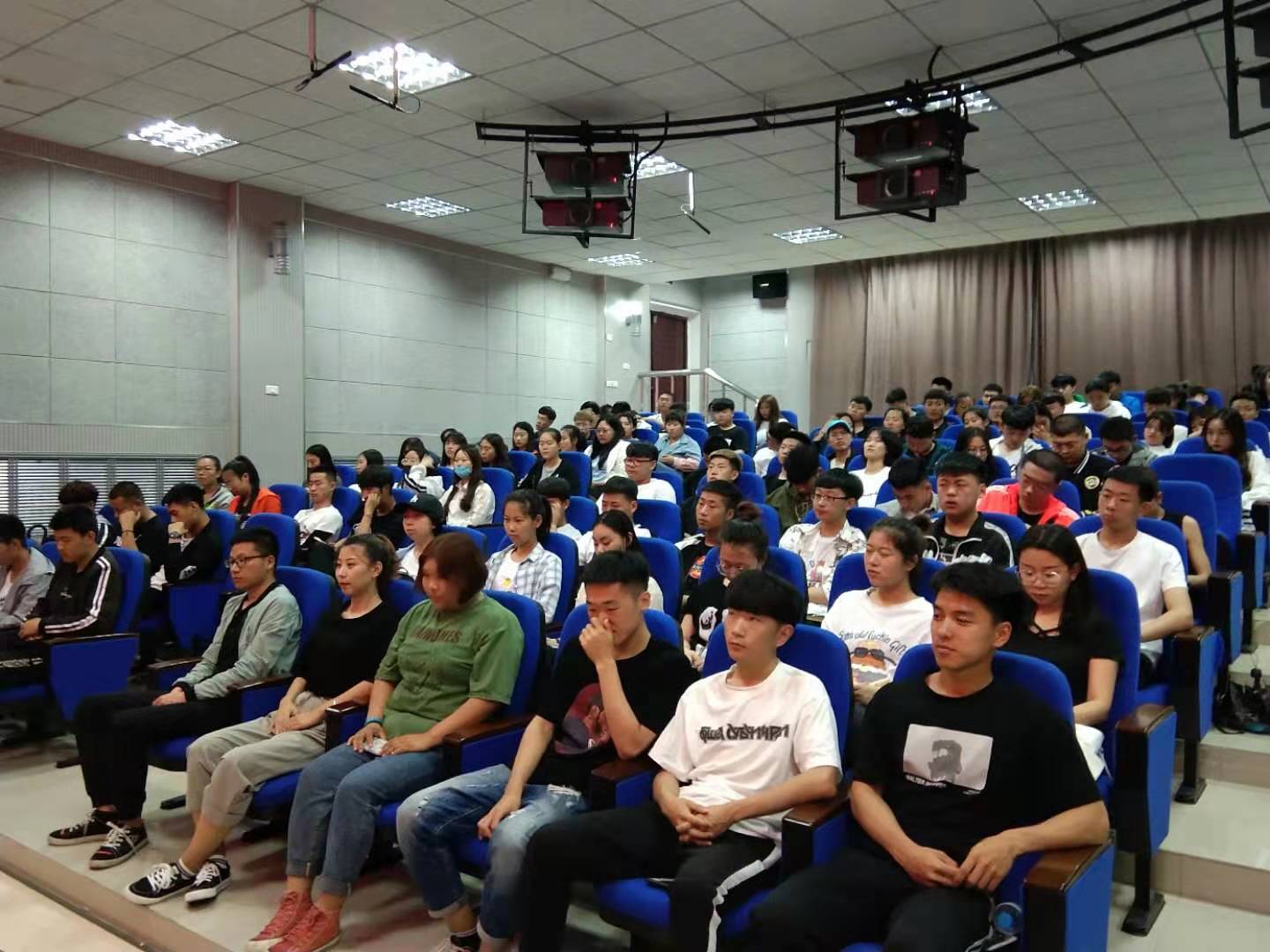 旅游商务学院召开考风考纪教育大会暨学生工作总结表彰大会 旅游商务学院召开考风考纪教育大会暨学生工作总结表彰大会
