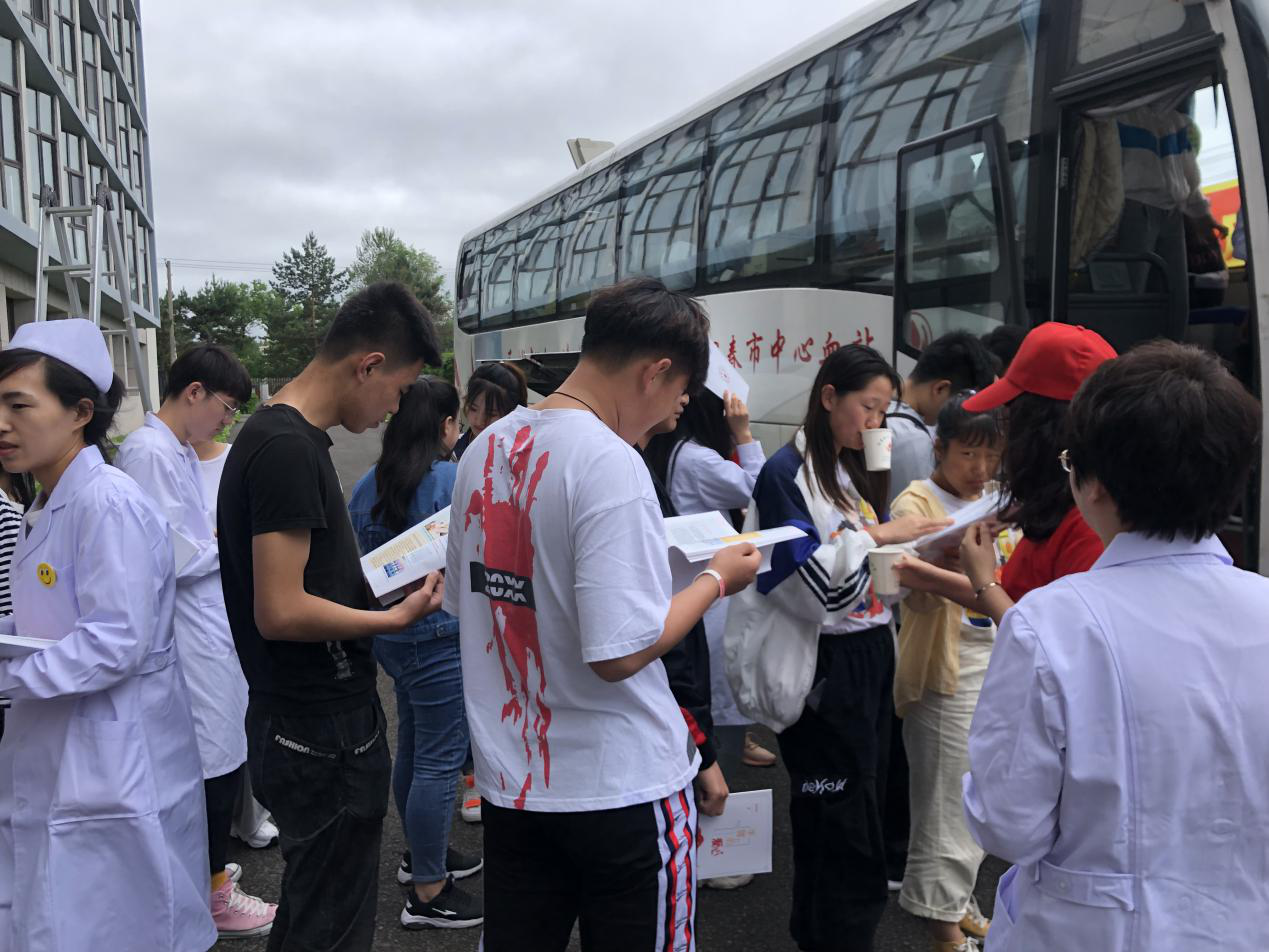 爱心凝聚力量_奉献铸就青春