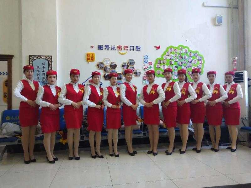 我院学生为“生态旅游·伊春号”旅游文化列车开行仪式提供志愿礼仪服务