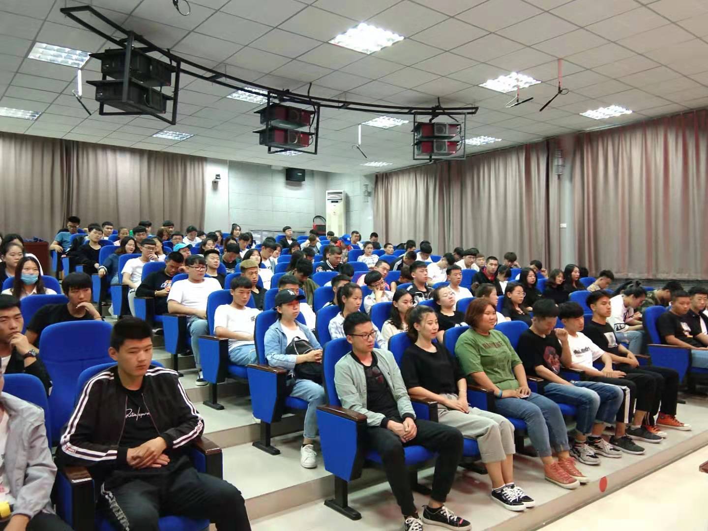 旅游商务学院召开2020届毕业生实习动员大会