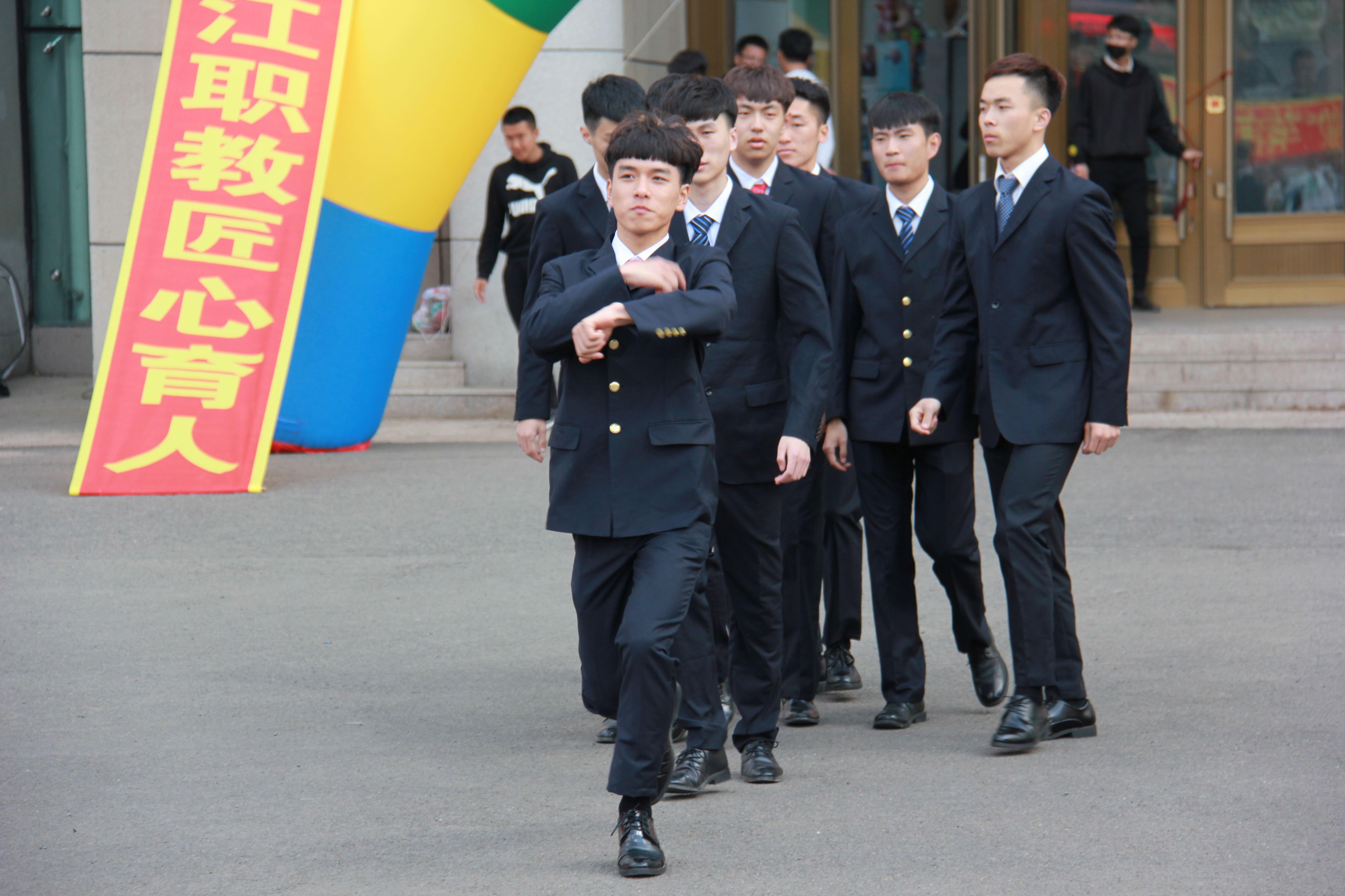 “快闪”之航空、高铁专业学生形象礼仪展示 “快闪”之航空、高铁专业学生形象礼仪展示