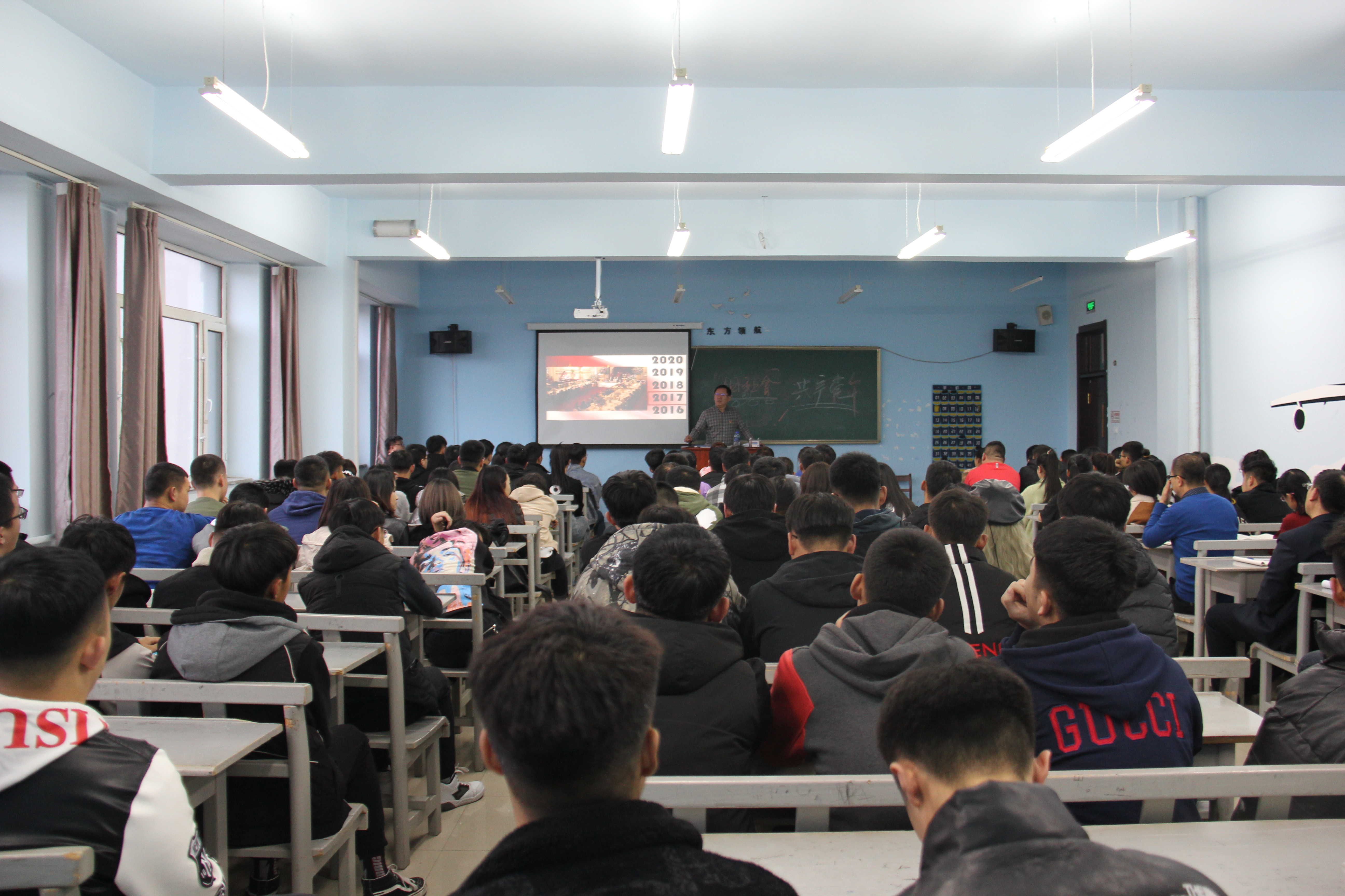 学院领导深入旅游商务学院上思政课 学院领导深入旅游商务学院上思政课