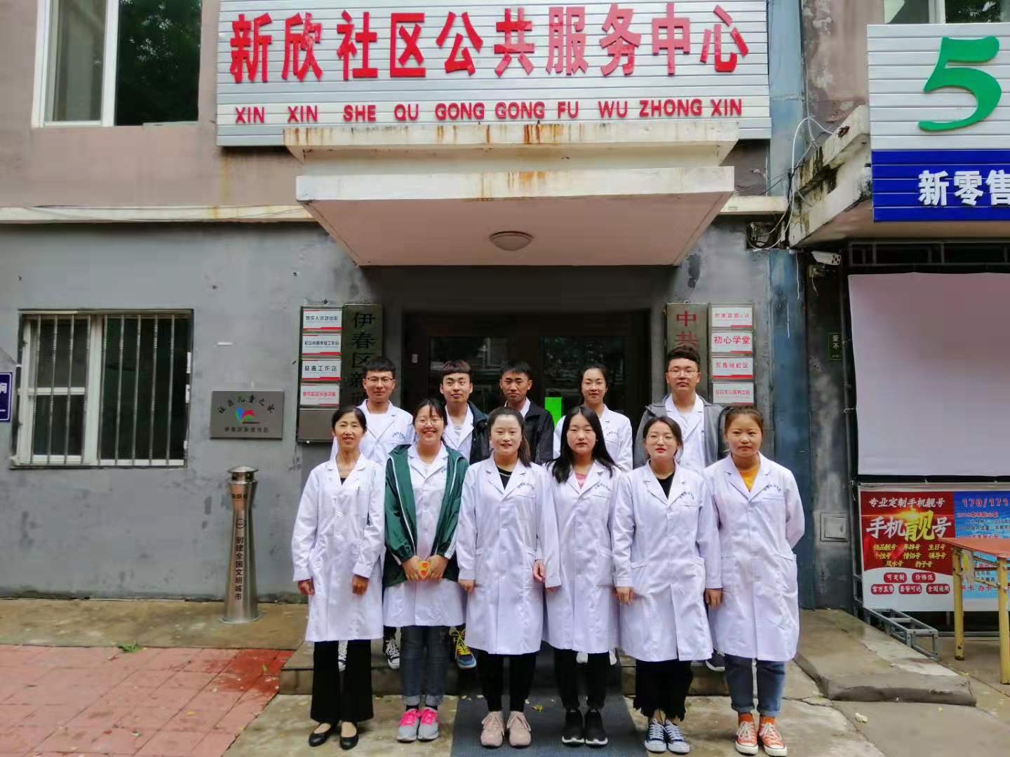参加“七一”志愿服务活动的同学们！