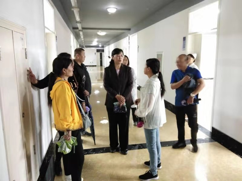 医学技术学院组织新生家长参观医学实训大楼