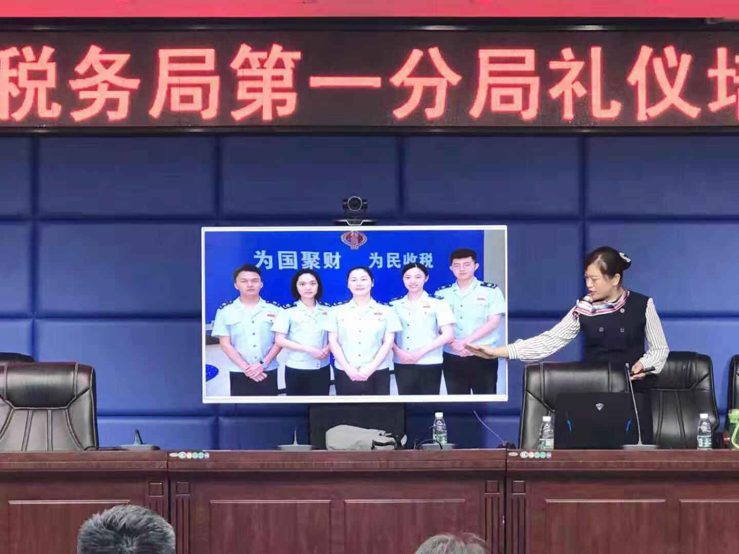 我院礼仪教师为银行、税务等窗口单位进行礼仪培训 我院礼仪教师为银行、税务等窗口单位进行礼仪培训