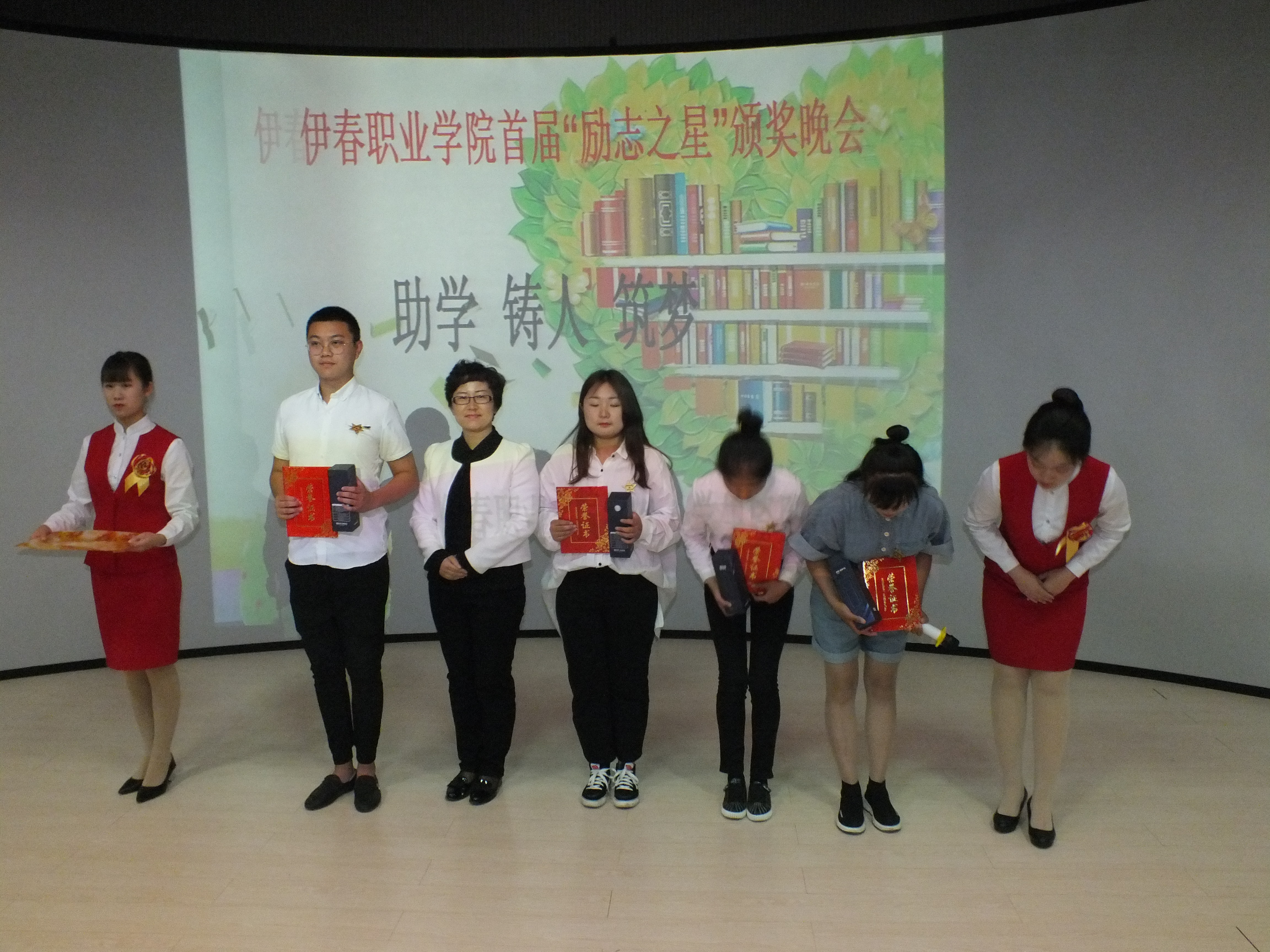 德甲首届“励志之星”颁奖晚会圆满落幕 德甲首届“励志之星”颁奖晚会圆满落幕