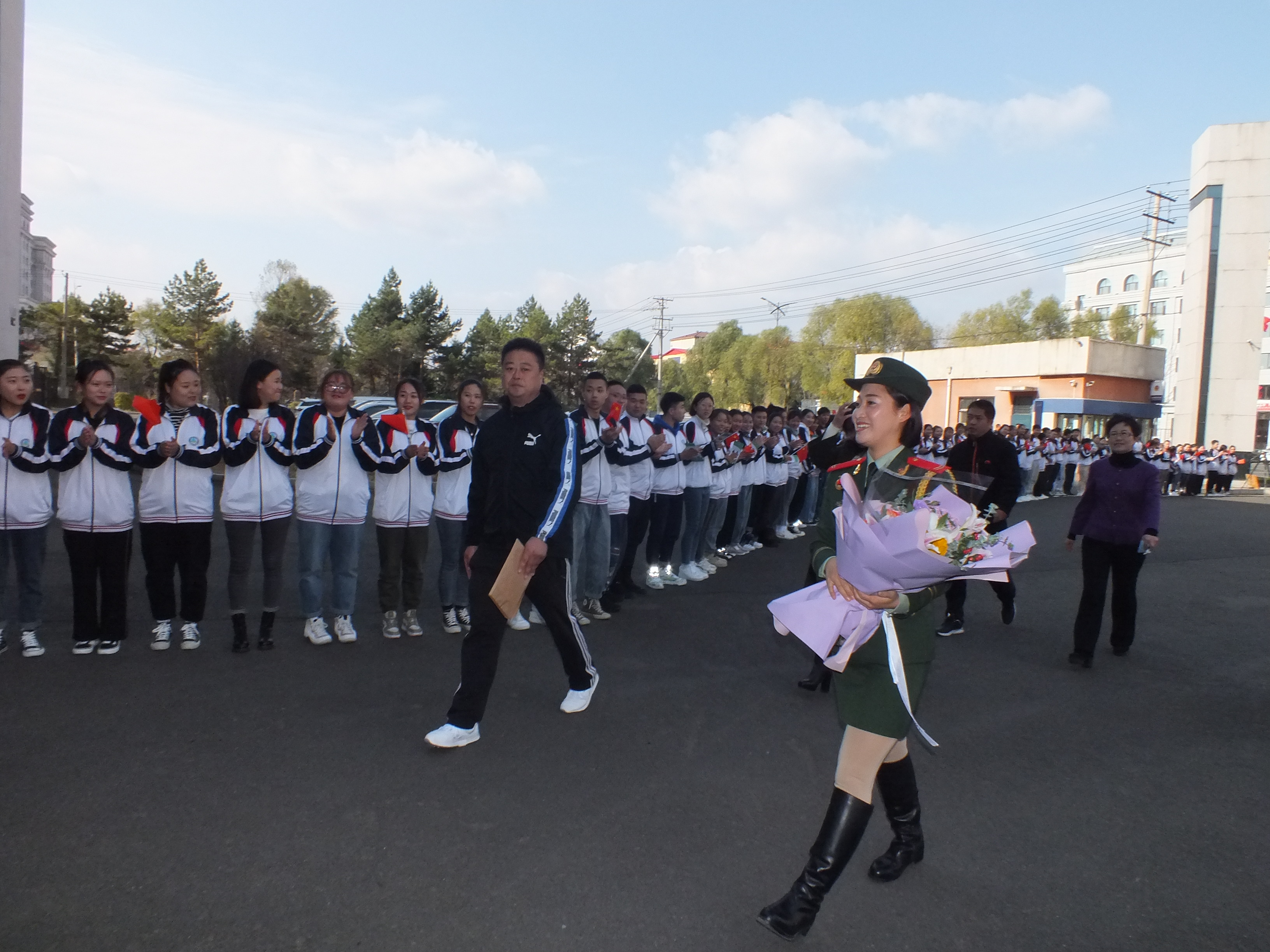 参加新中国70周年阅兵女兵方队李玲玲同学载誉返校 参加新中国70周年阅兵女兵方队李玲玲同学载誉返校