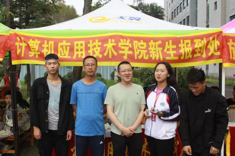 以亮点特色迎新生入学_用贴心服务赢新生之心