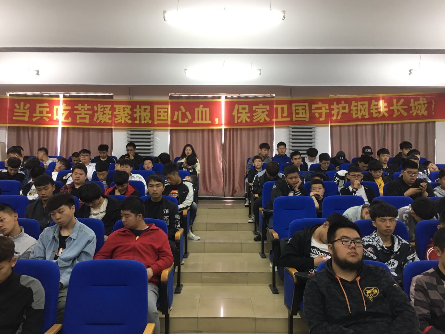 德甲举行2019年大学生征兵工作启动仪式暨军官进校园宣讲征兵政策活动 德甲举行2019年大学生征兵工作启动仪式暨军官进校园宣讲征兵政策活动