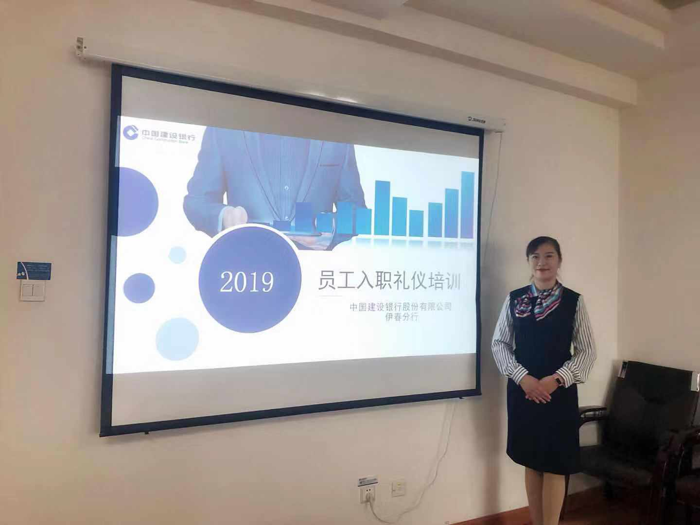 我院礼仪教师为银行、税务等窗口单位进行礼仪培训 我院礼仪教师为银行、税务等窗口单位进行礼仪培训