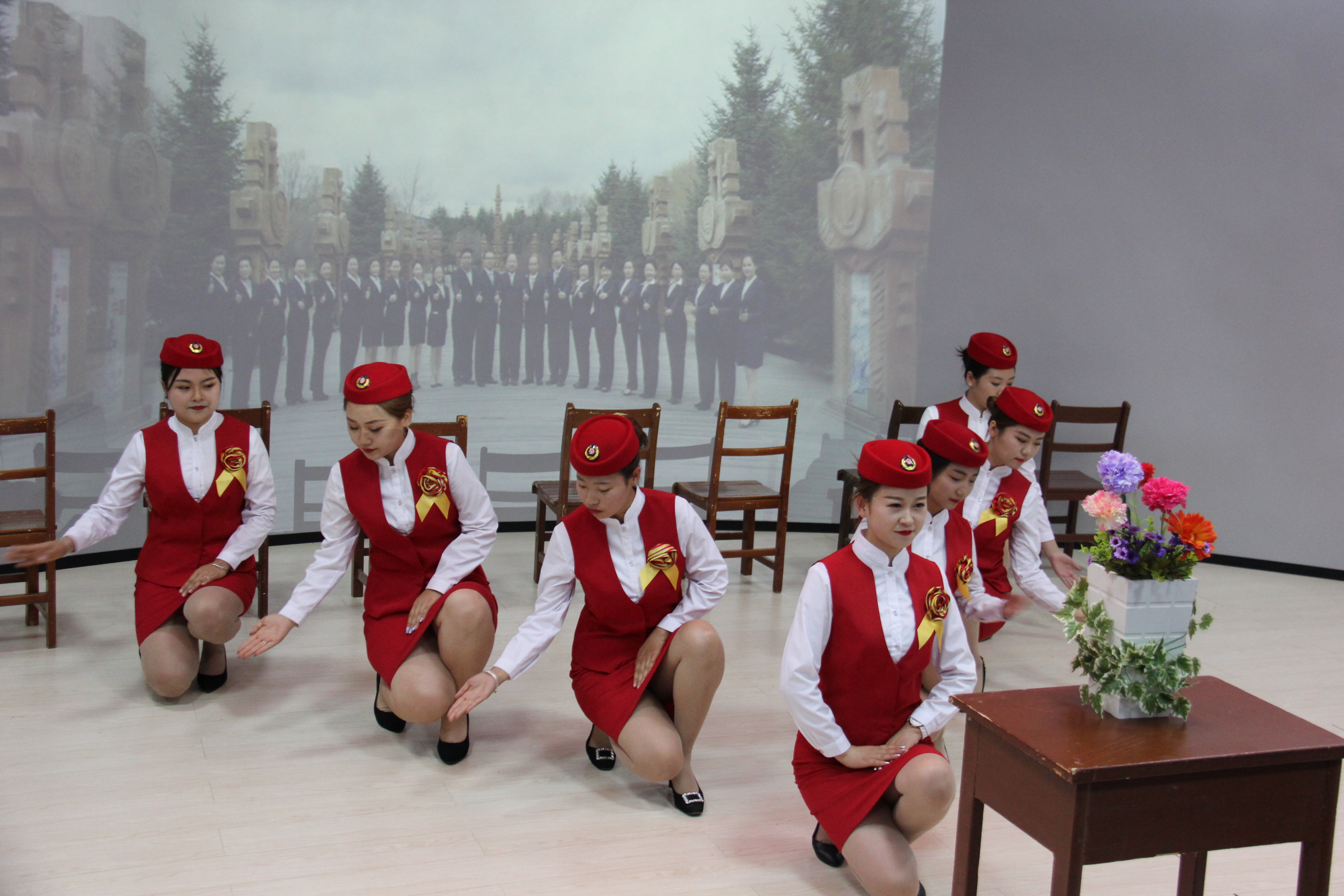 旅游商务学院成功举办第三届高铁服务技能大赛 旅游商务学院成功举办第三届高铁服务技能大赛